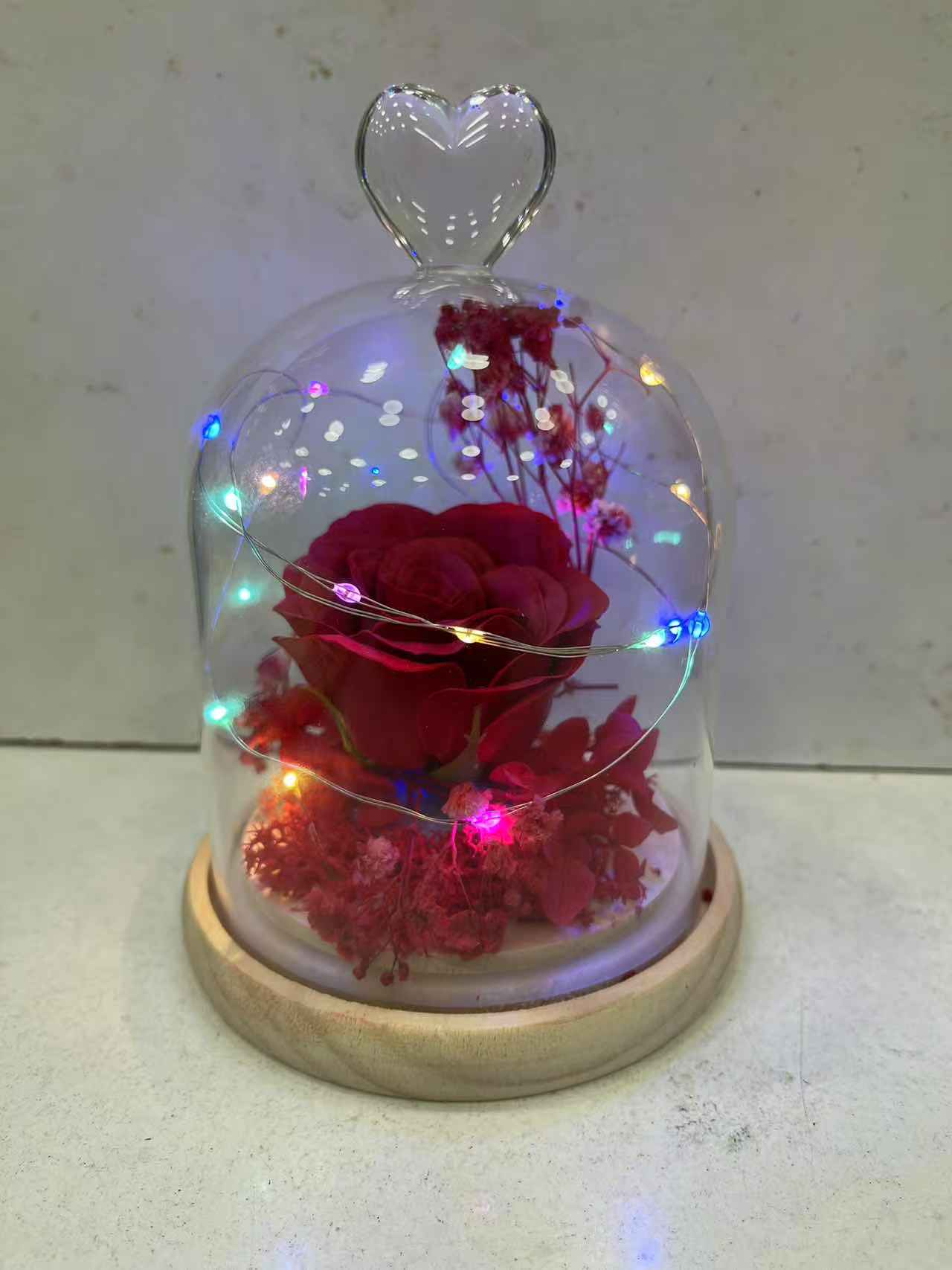 Ruza u staklenoj kupoli